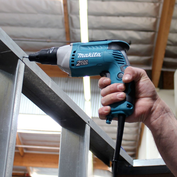 FS2500 Máy vặn vít Makita